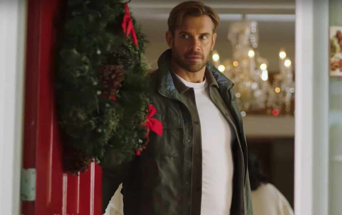 Undercover Holiday cast and plot