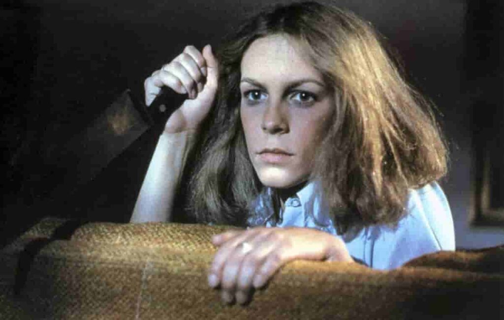 Halloween movie 1978 featuring Jamie Lee Curtis holding a big knife waiting to stab the killer