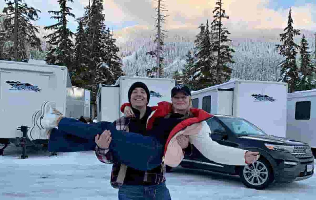 Justin Long holding his fiancee Kate Bosworth in his arms on Valentine's Day 2023 at Whistler Olympic Park