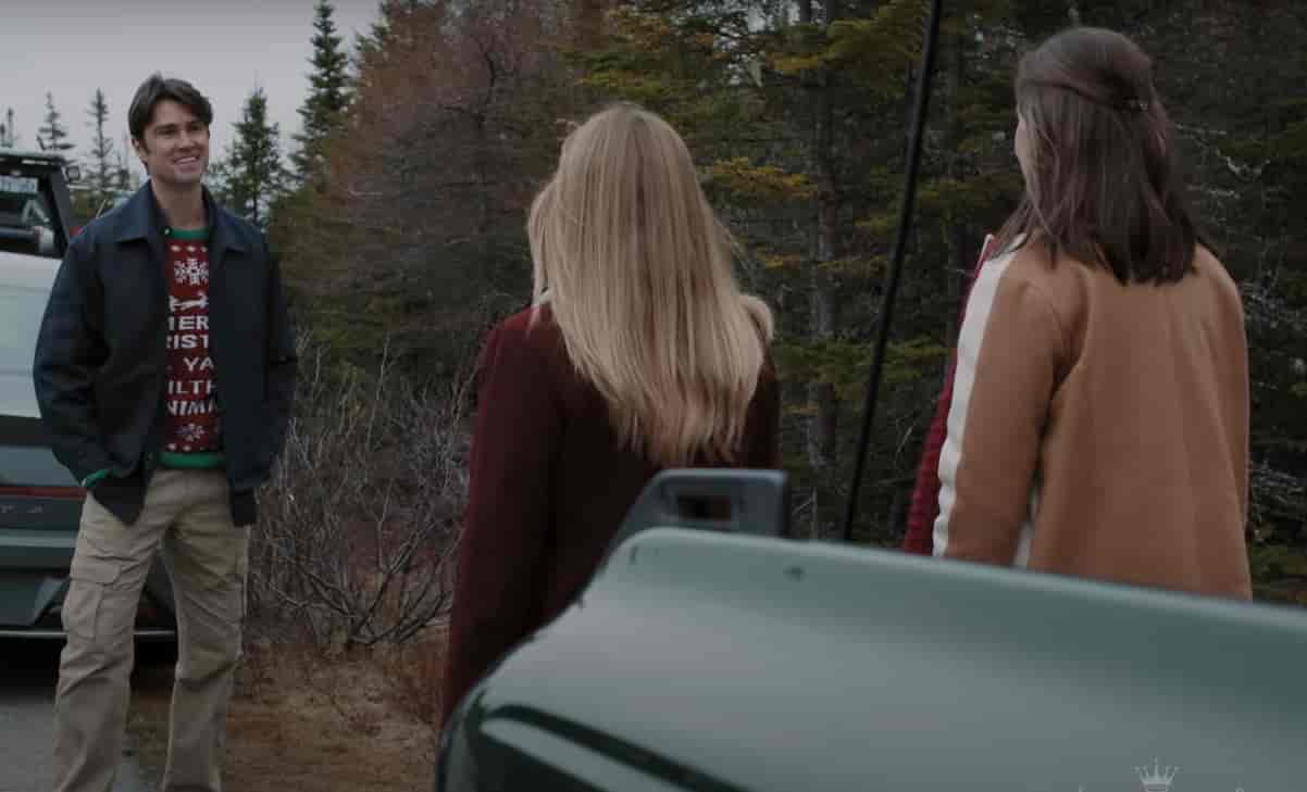 Where Was Everything Christmas Filmed? See Hallmark Movie Locations & Cast